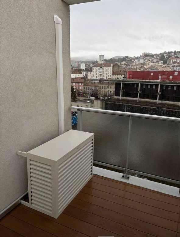 Cache-climatisation sur balcon avec vue sur Saint-Étienne