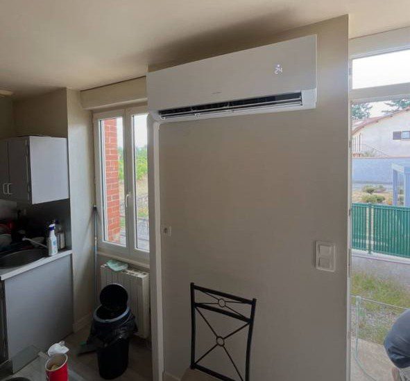 Climatisation murale installée en cuisine à Saint-Étienne