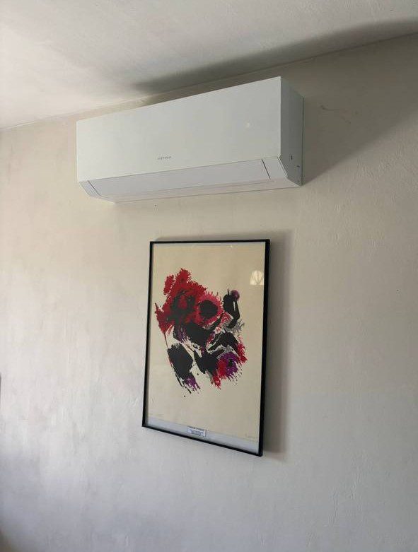 Climatisation réversible murale dans un salon à Saint-Étienne