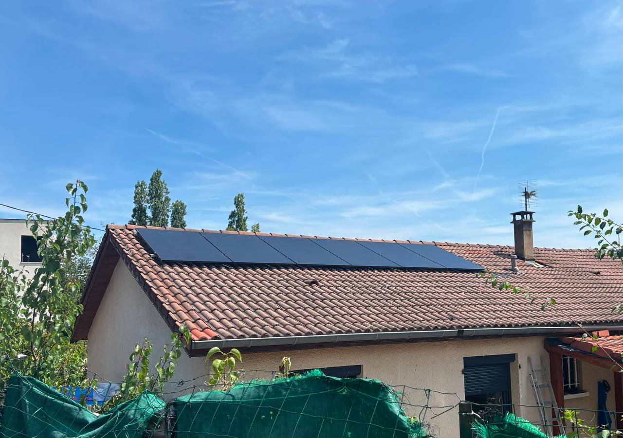 Installation de panneaux solaires photovoltaïques 3 kWc sur toiture tuiles à Saint-Étienne, posée par Happy Confort
