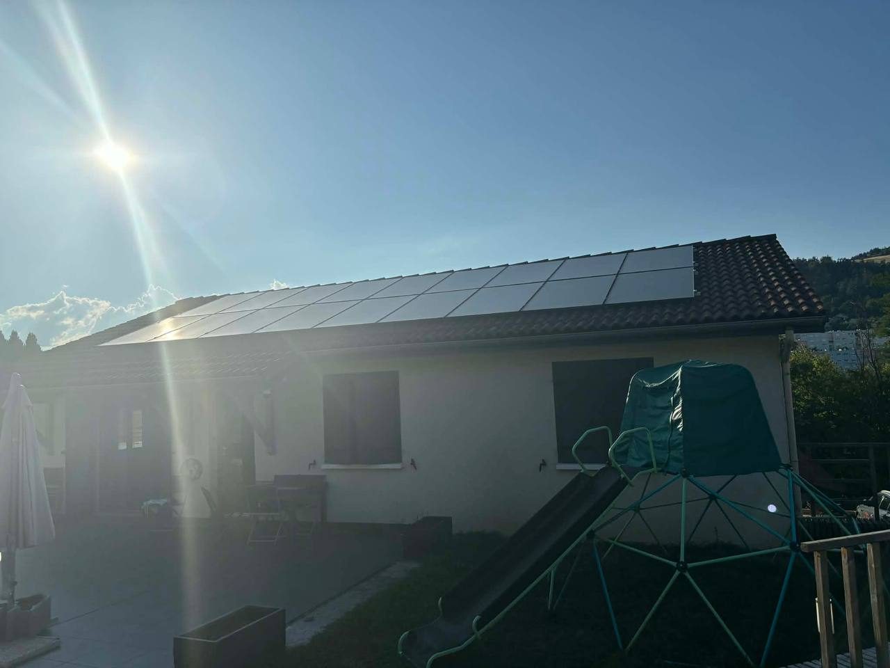 Installation de panneaux solaires photovoltaïques en toiture complète sur une maison de plain-pied dans la Loire, posée par Happy Confort, installateur RGE basé à Firminy