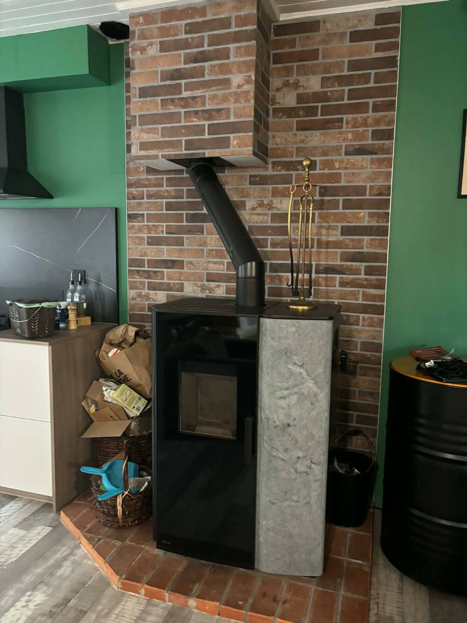 Poêle à granulés installé par Happy Confort dans la Loire — flanc en pierre ollaire, conduit raccordé au conduit existant